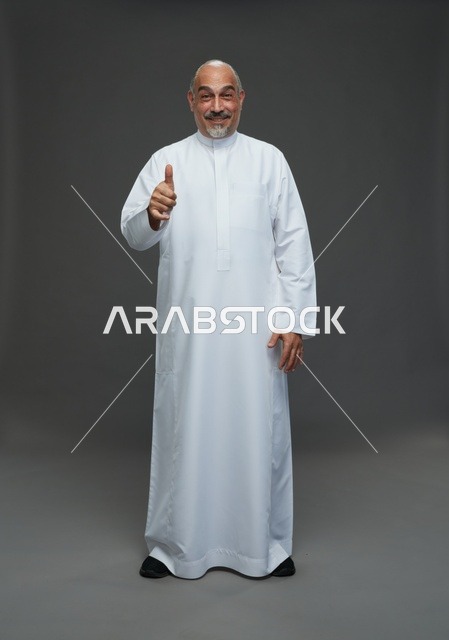 رجل عربي مسن بالثوب الأبيض مع إيماءة الإبهام
