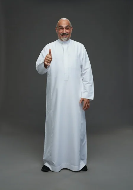رجل عربي مسن بالثوب الأبيض مع إيماءة الإبهام