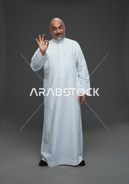 رجل سعودي بالثوب الأبيض يقوم بإشارة موافق