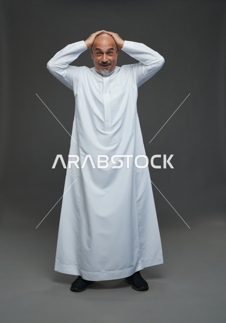 رجل سعودي متفاجئ بالثوب الأبيض التقليدي