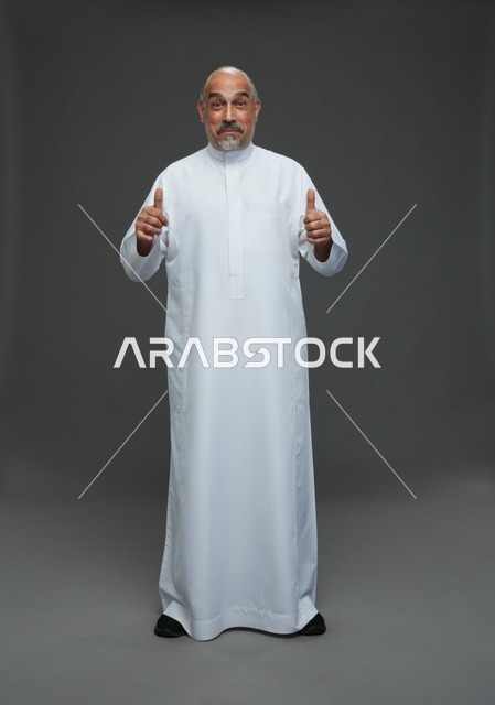 رجل سعودي بالثوب التقليدي يشير بعلامة التأييد