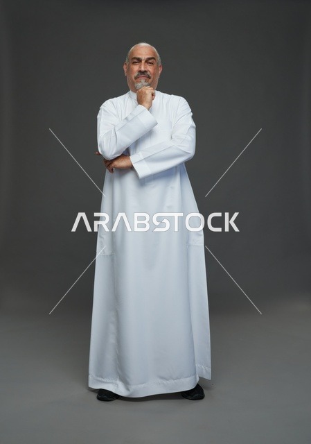 رجل سعودي بالثوب في وضعية تفكير استوديو