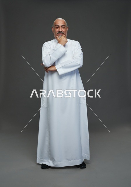 بورتريه رجل عربي مسن بالثوب الأبيض في الاستوديو