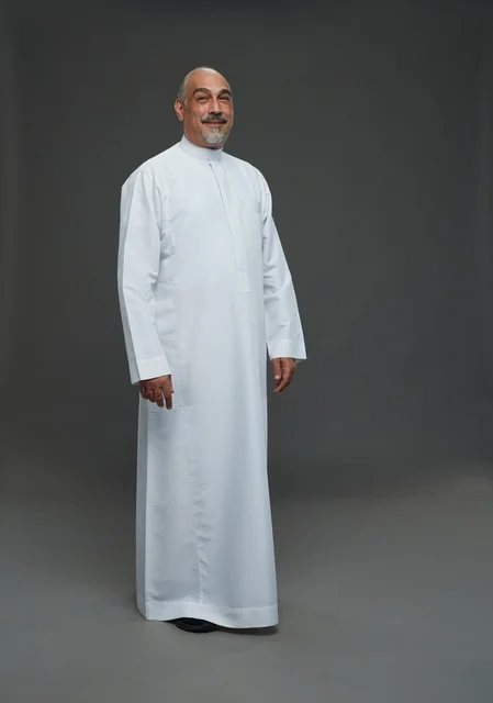 رجل عربي بالثوب الأبيض التقليدي في الاستوديو