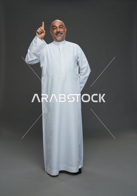 رجل عربي مسن بالثوب الأبيض يشير للأعلى
