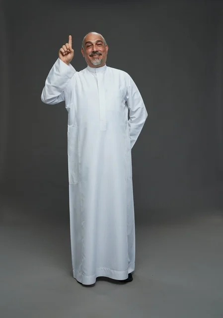 رجل عربي مسن بالثوب الأبيض يشير للأعلى