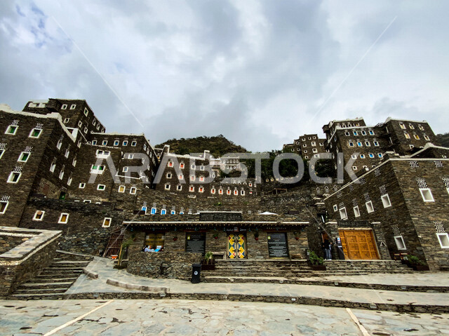 صورة جمالية لمباني أثرية قديمة في قرية رجال ألمع التراثية في منطقة عسير بالمملكة العربية السعودية، محافظة رجال ألمع التاريخية، جمال المعالم السياحية الأثرية بالسعودية ، أماكن سياحية في السعودية