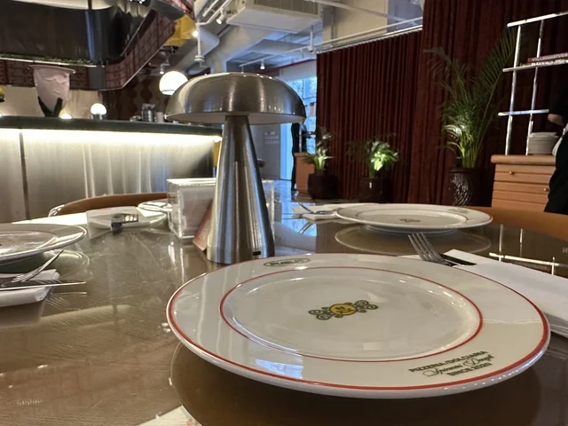 تجهيز طاولة مطعم حديث وديكور داخلي