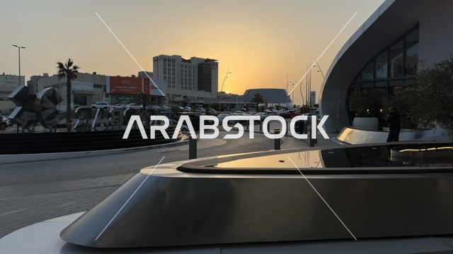 العمارة الحديثة في مدينة الخبر بالمملكة العربية السعودية عند غروب الشمس