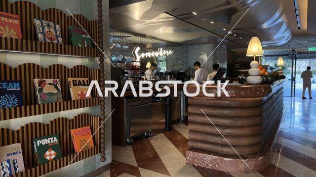 التصميم الداخلي لمقهى عصري مع منصة خدمة ورفوف كتب