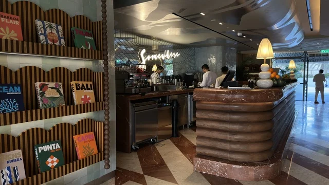 التصميم الداخلي لمقهى عصري مع منصة خدمة ورفوف كتب