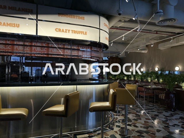 تصميم داخلي لمطعم حديث مع بار ومقاعد صفراء