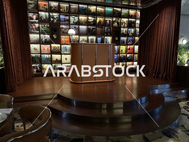 مقصورة دي جي في صالة موسيقى مع جدار أسطوانات فينيل