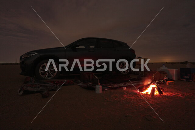 صورة لشعلة الحطب، حرق خشب الشجر، رحلات برية، أجواء شتوية، رحلة برية في صحراء المملكة العربية السعودية، جلسة بر عربية شعبية مع شعلة الحطب في صحراء السعودية، شبة نار، جمال القمر في سماء السعودية