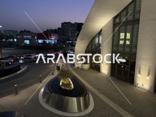 واجهة معمارية حديثة وشارع حضري مع إضاءة وقت الغسق