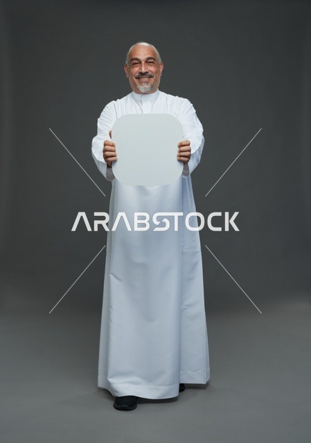 رجل عربي بالثوب يحمل لوحة بيضاء فارغة