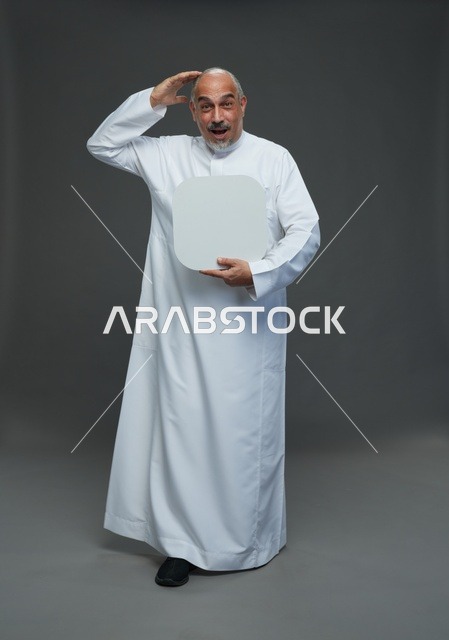 رجل عربي مسن متفاجئ يحمل لوحة بيضاء فارغة