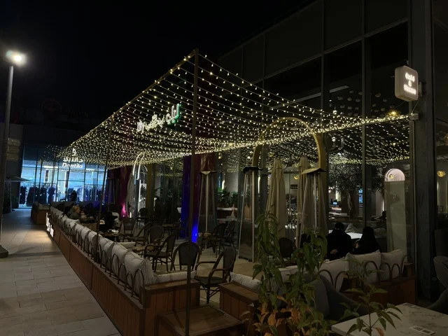 جلسات خارجية في مقهى مع أضواء ليلية