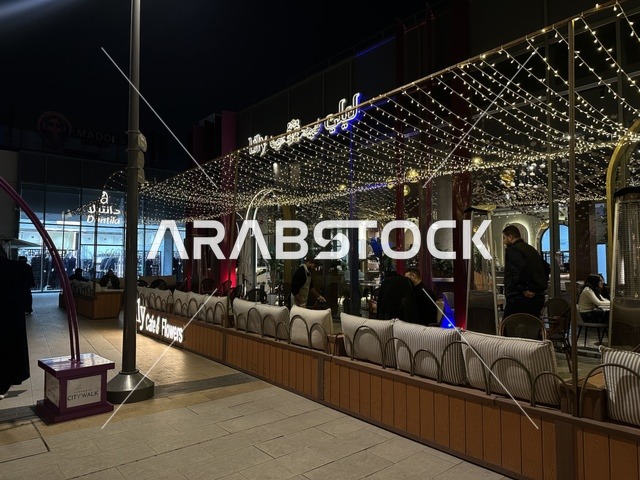 منطقة جلوس ليلي كافيه سيتي ووك الرياض ليلاً