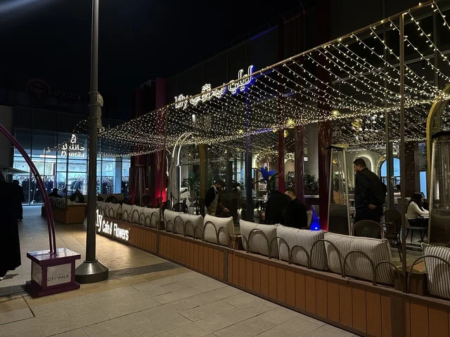 منطقة جلوس ليلي كافيه سيتي ووك الرياض ليلاً