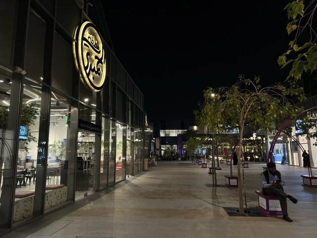 بوليفارد المشاة الحديث وواجهات المحلات في المدينة ليلاً