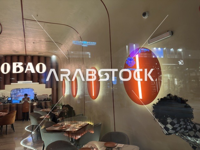 التصميم الداخلي لمطعم أوباو العصري في المساء