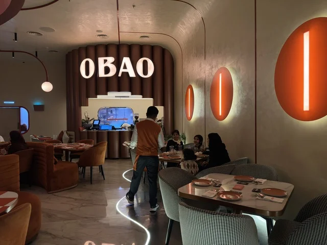 التصميم الداخلي الحديث لمطعم أوباو مع إضاءة معاصرة