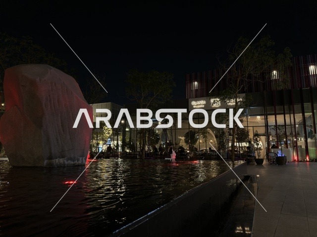 نافورة مياة في ساحة مجمع شرفات بارك، واحة خضراء في قلب الخبر، فعاليات ترفيهية وعائلية متنوعة، مساحات استرخاء وتجارب ممتعة، ملتقى الطبيعة والحياة الحضرية