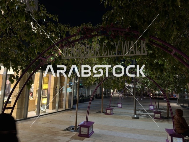 ممشى الخبر سيتي ووك في السعودية ليلاً