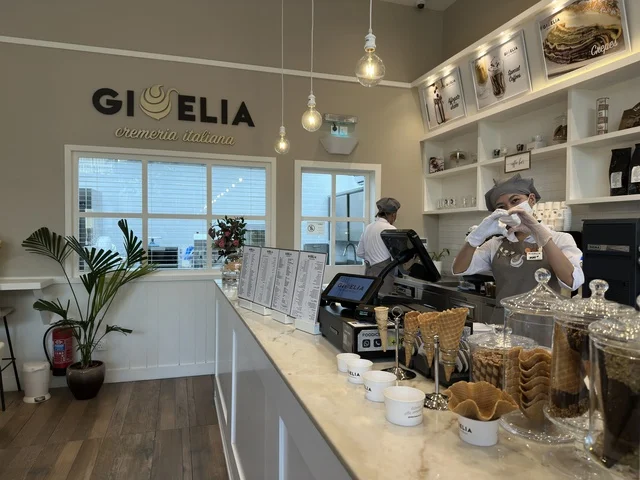 التصميم الداخلي لمتجر آيس كريم جويليا مع موظفة