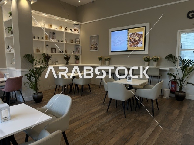 تصميم داخلي لمقهى حديث مع طاولات بيضاء وجلسات