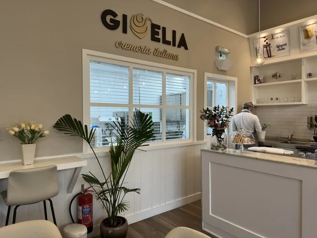 التصميم الداخلي لمتجر حلويات ومثلجات جويليا الإيطالي