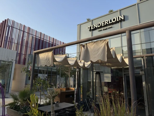 واجهة مطعم تندرلوين الحديثة في وضح النهار