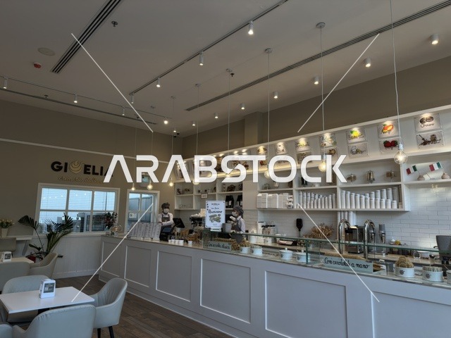 التصميم الداخلي لمقهى حديث مع منضدة خدمة بيضاء