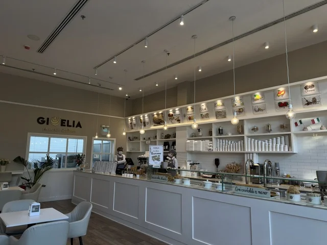 التصميم الداخلي لمقهى حديث مع منضدة خدمة بيضاء