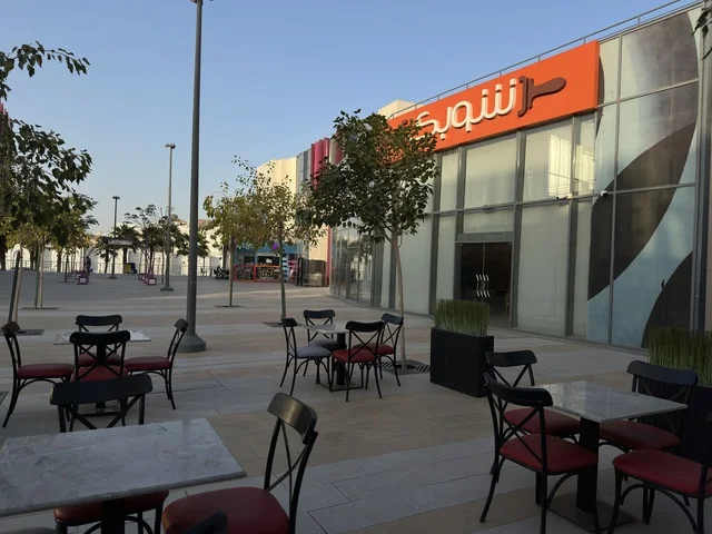 منطقة جلسات خارجية لمطعم الطازج في السعودية