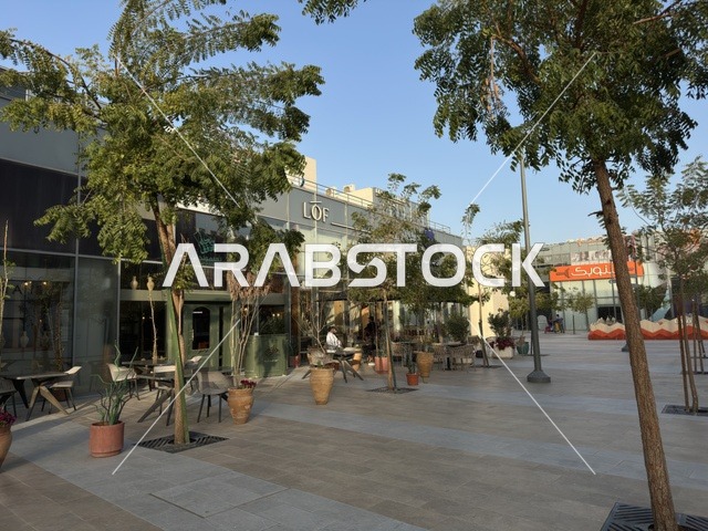 جلسات خارجية لمطعم حديث في ساحة حضرية