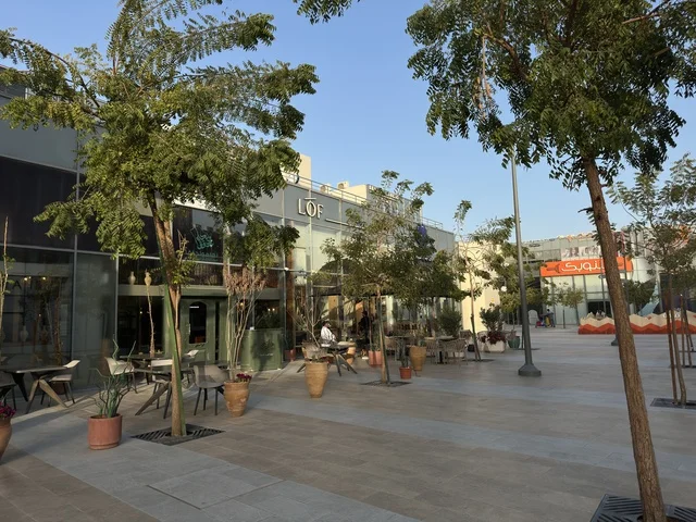 جلسات خارجية لمطعم حديث في ساحة حضرية