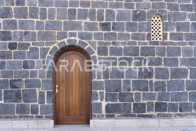 صورة لباب مسجد ابو بكر في الجهة الغربية الجنوبية للمسجد النبوي،  طراز معماري قديم في المدينة المنورة ، مساجد اثرية وتاريخية في المملكة العربية السعودية 