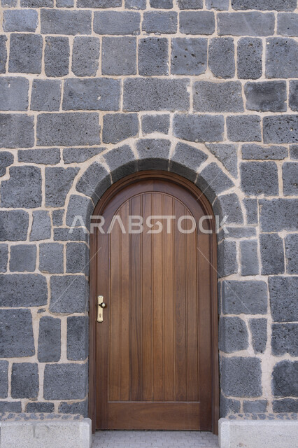 صورة لباب مسجد ابو بكر في الجهة الغربية الجنوبية للمسجد النبوي،  طراز معماري قديم في المدينة المنورة ، مساجد اثرية وتاريخية في المملكة العربية السعودية 