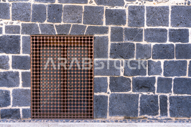 صورة لنافذة على حائط مسجد ابو بكر في الجهة الغربية الجنوبية للمسجد النبوي،  طراز معماري قديم في المدينة المنورة ، مساجد اثرية وتاريخية في المملكة العربية السعودية 