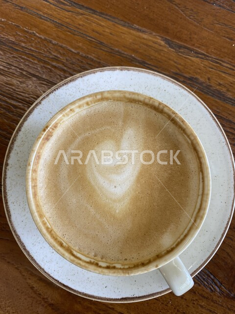 صورة من أعلى لفنجان القهوة الساخنة على سطح خشبي ، قهوة اسبريسو ، الكابيتشينو ، كافيهات ، مشروبات ساخنة