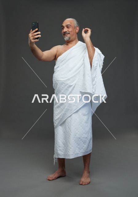 رجل سعودي بملابس الإحرام يلتقط سيلفي