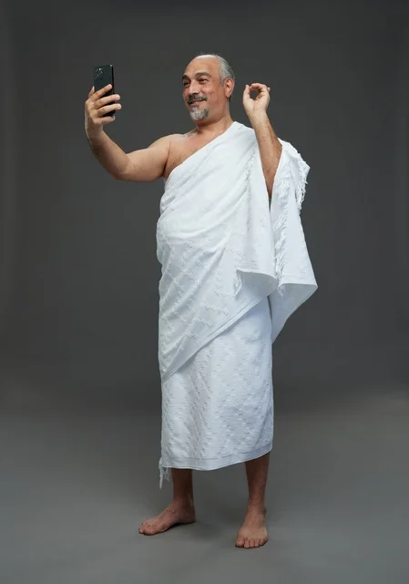 رجل سعودي بملابس الإحرام يلتقط سيلفي