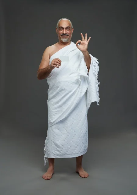 رجل سعودي بملابس الإحرام يحمل بطاقة فارغة