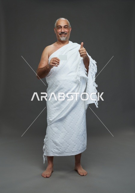 رجل سعودي بملابس الإحرام يحمل بطاقة فارغة