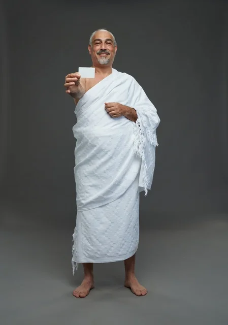 رجل سعودي بملابس الإحرام يحمل بطاقة فارغة