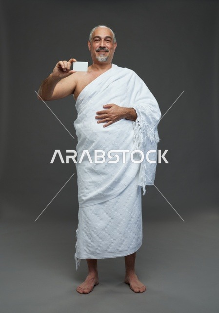 رجل سعودي بملابس الإحرام يحمل بطاقة فارغة