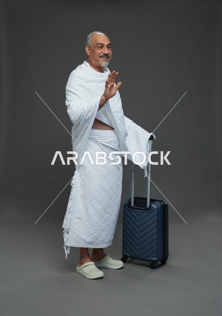 رجل سعودي بملابس الإحرام مع حقيبة سفر للحج والعمرة