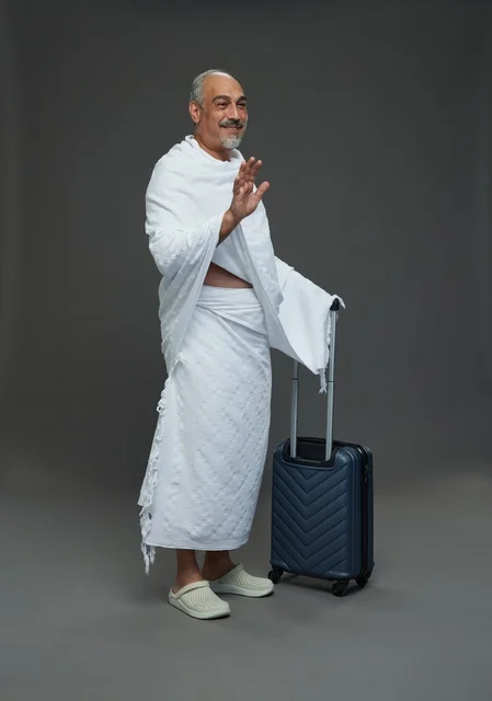 رجل سعودي بملابس الإحرام مع حقيبة سفر للحج والعمرة